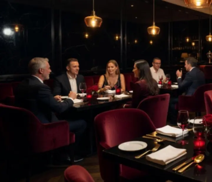 Elegáns, sötét tónusú budapesti étterem belső tér megvilágított asztalokkal és lounge hangulattal